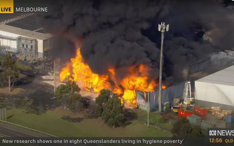 Noch immer explodieren Fässer mit Chemikalien. - Foto: Abc News 24/ABC NEWS 24/dpa