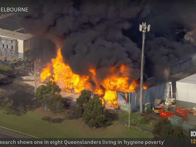 Noch immer explodieren Fässer mit Chemikalien. - Foto: Abc News 24/ABC NEWS 24/dpa