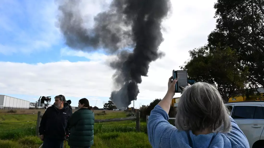 Rund 180 Feuerwehrleute waren im Einsatz. - Bild: James Ross/AAP/dpa