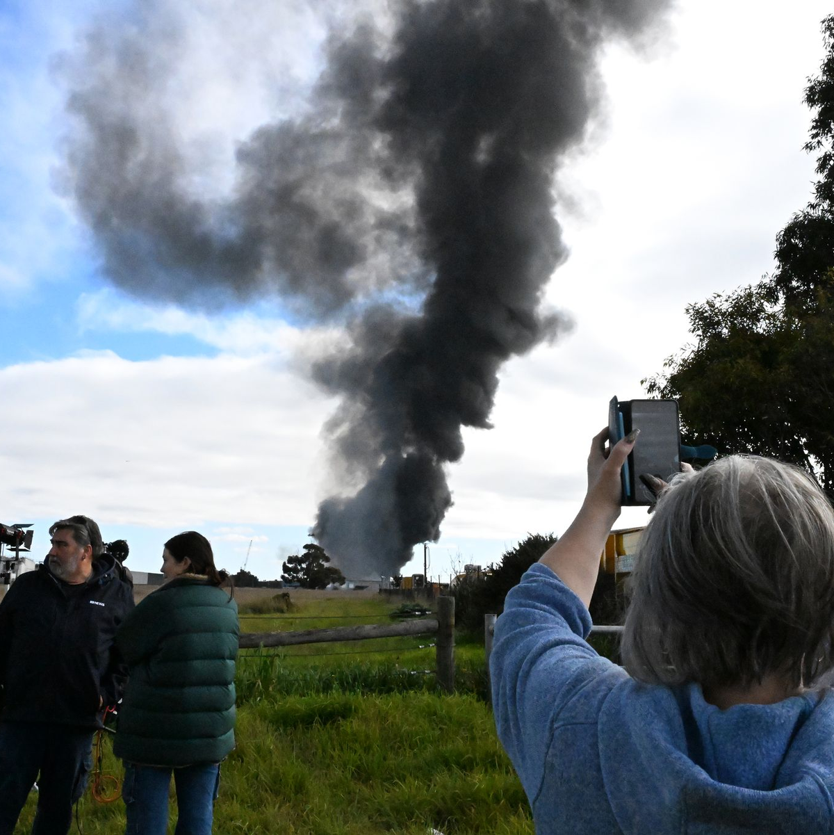 Rund 180 Feuerwehrleute waren im Einsatz. - Foto: James Ross/AAP/dpa