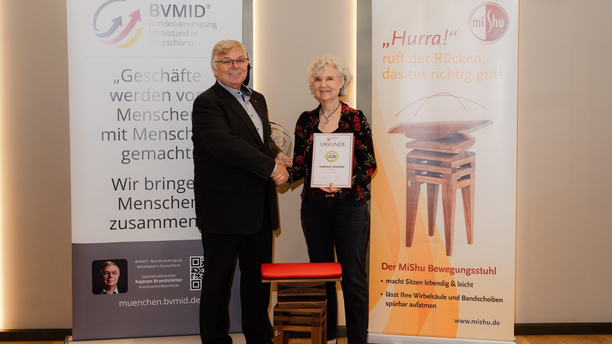 Gabriele Wander erhält Auszeichnung für MiShu: Ein innovativer Ansatz gegen Rückenschmerzen - Foto: presseportal.de