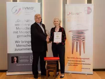 Gabriele Wander erhält Auszeichnung für MiShu: Ein innovativer Ansatz gegen Rückenschmerzen - Foto: presseportal.de