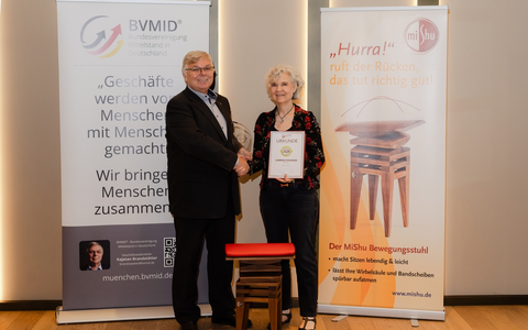 Gabriele Wander erhält Auszeichnung für MiShu: Ein innovativer Ansatz gegen Rückenschmerzen - Foto: presseportal.de