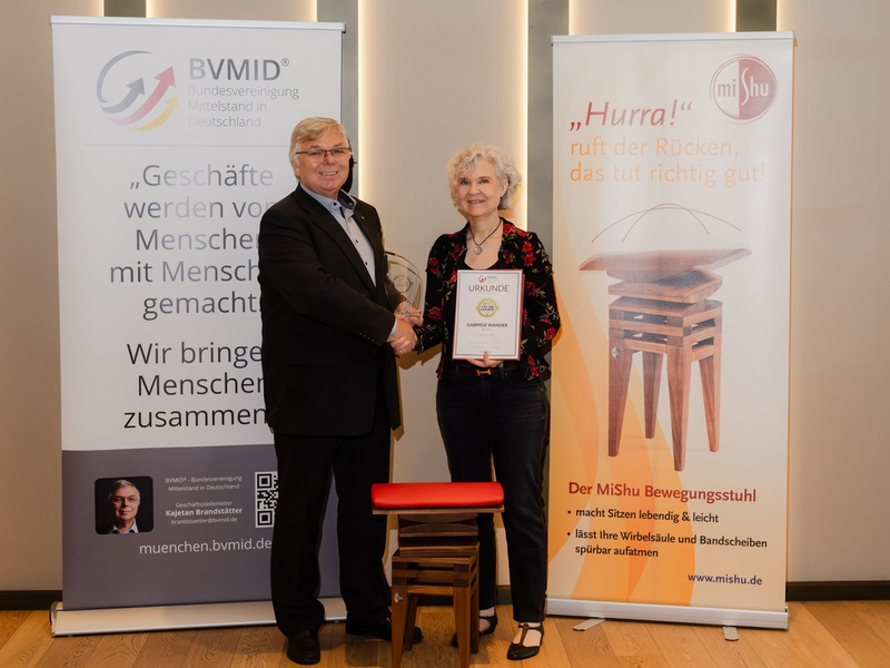 Gabriele Wander erhält Auszeichnung für MiShu: Ein innovativer Ansatz gegen Rückenschmerzen - Foto: presseportal.de
