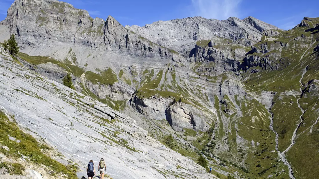 Zwei deutsche Bergsteigerinnen stürzen im Wallis mehrere hundert Meter ab. (Archivbild) - Bild: Anthony Anex/KEYSTONE/dpa