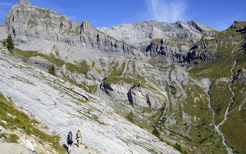 Zwei deutsche Bergsteigerinnen stürzen im Wallis mehrere hundert Meter ab. (Archivbild) - Foto: Anthony Anex/KEYSTONE/dpa Zwei deutsche Bergsteigerinnen stürzen im Wallis mehrere hundert Meter ab. (Archivbild) - Foto: Anthony Anex/KEYSTONE/dpa