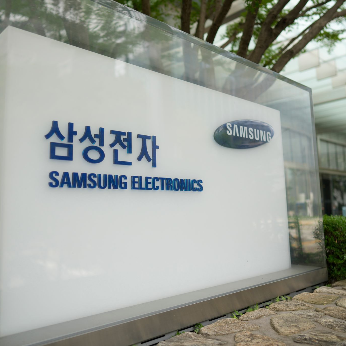  Die gewerkschaftlich organisierten Beschäftigten von Samsung Electronics wollen mit einem unbefristeten Streik Druck auf Südkoreas größtes Unternehmen ausüben. (Archivbild) - Foto: Lee Jin-man/AP