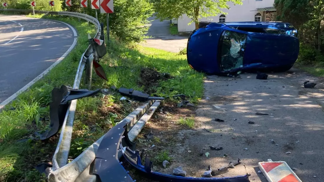 POL-GM: Sekundenschlaf - 24-Jähriger überschlägt sich mit Auto - Bild: presseportal.de