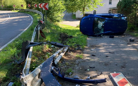POL-GM: Sekundenschlaf - 24-Jähriger überschlägt sich mit Auto - Foto: presseportal.de