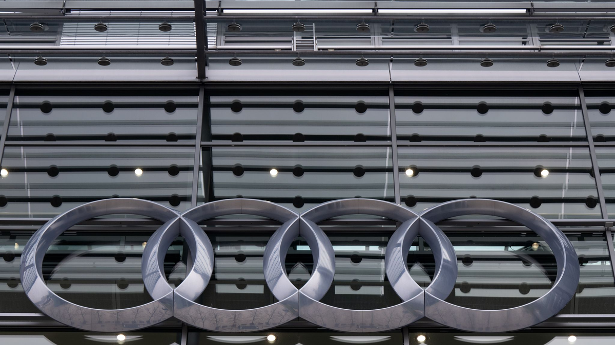 Audi-Zeichen: Marke und Konzern haben an Absatz eingebüßt. (Archivbild) - Foto: Sven Hoppe/dpa