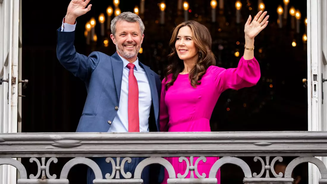 Verbringen den Sommer nicht weit von Deutschland entfernt: Dänemarks König Frederik und seine Frau Königin Mary. - Bild: Ida Marie Odgaard/Ritzau Scanpix /AP/dpa