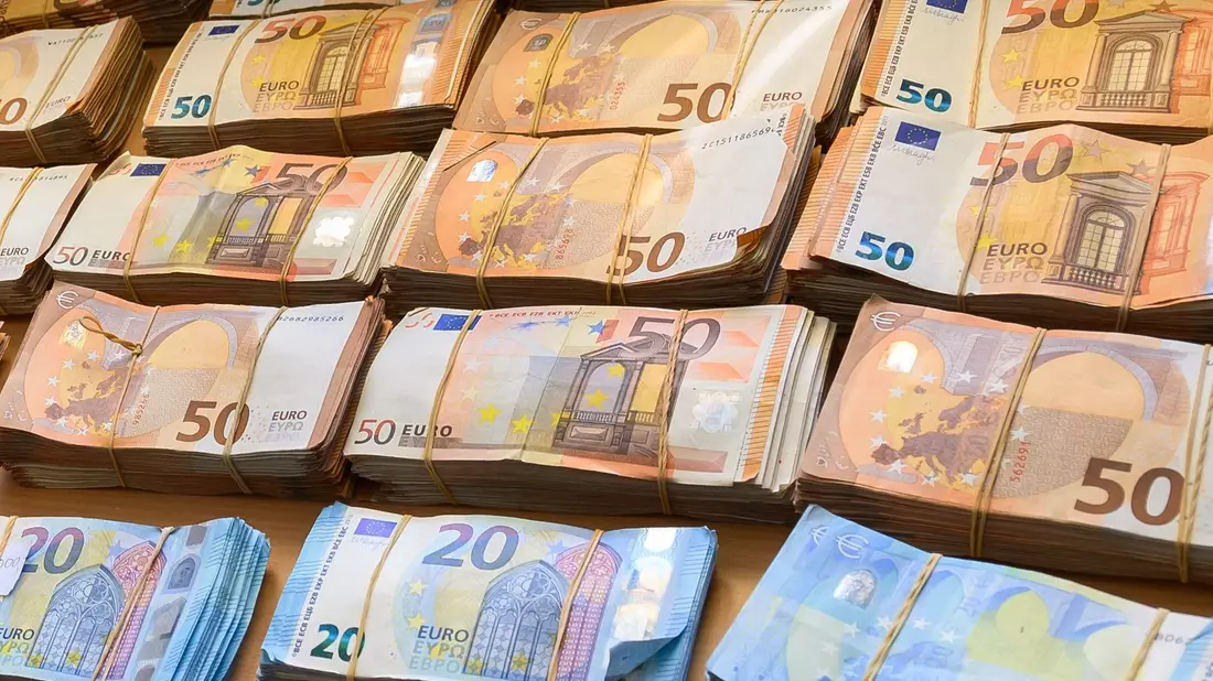 Die Zahl der Superreichen in Deutschland ist kräftig gestiegen - sie profitieren von Gewinnen an der Börse (Symboldbild) - Bild: Silas Stein/dpa