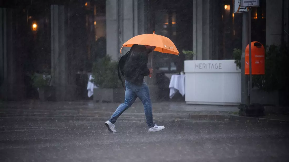 Am Nachmittag sind Starkregen, Hagel und Sturmböen möglich. - Bild: Bernd von Jutrczenka/dpa