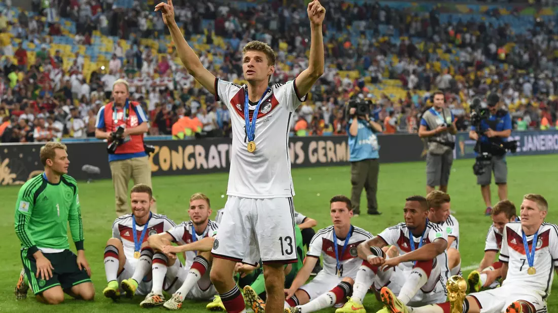 Thomas Müller feiert den WM-Sieg 2014 in Brasilien. - Bild: Andreas Gebert/dpa