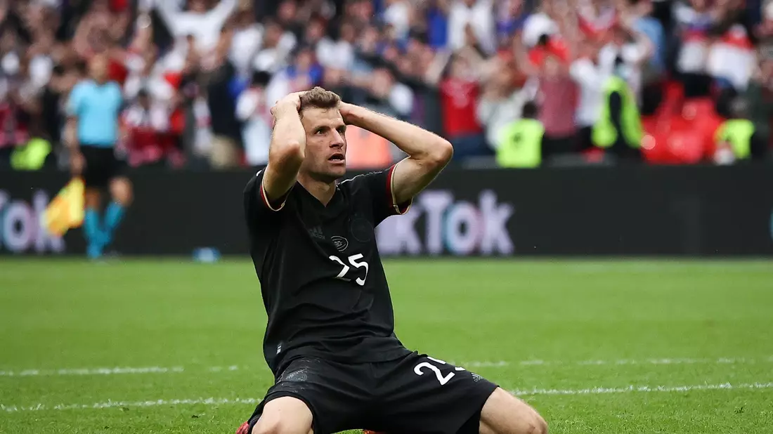 Thomas Müller nach seiner vergebenen Großchance im EM-Achtelfinale 2021. - Bild: Christian Charisius/dpa