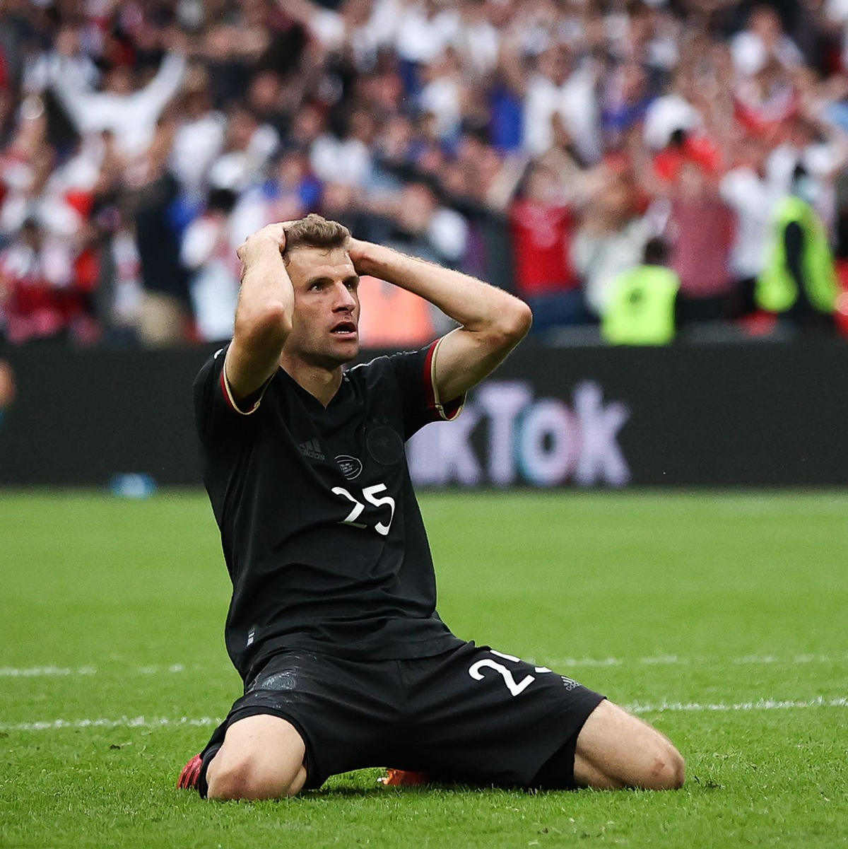 Thomas Müller nach seiner vergebenen Großchance im EM-Achtelfinale 2021. - Foto: Christian Charisius/dpa