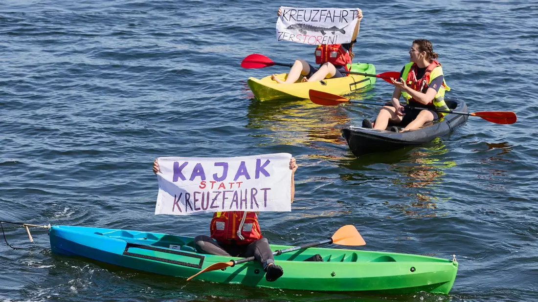 Klimaschützer demonstrieren immer wieder gegen die Kreuzfahrt-Branche. (Archivbild) - Bild: Georg Wendt/dpa