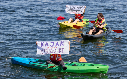 Klimaschützer demonstrieren immer wieder gegen die Kreuzfahrt-Branche. (Archivbild) - Foto: Georg Wendt/dpa