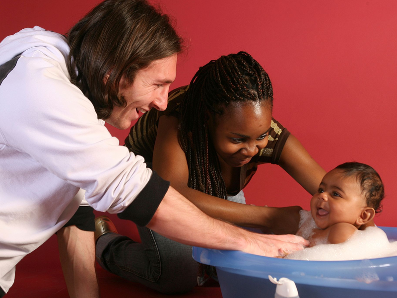 Dieses im September 2007 aufgenommene Foto zeigt den damals 20-jährigen Lionel Messi beim Baden des damals erst sechs Monate alten Lamine Yamal mit Yamals Mutter Sheila Ebana. - Foto: Joan Monfort/AP