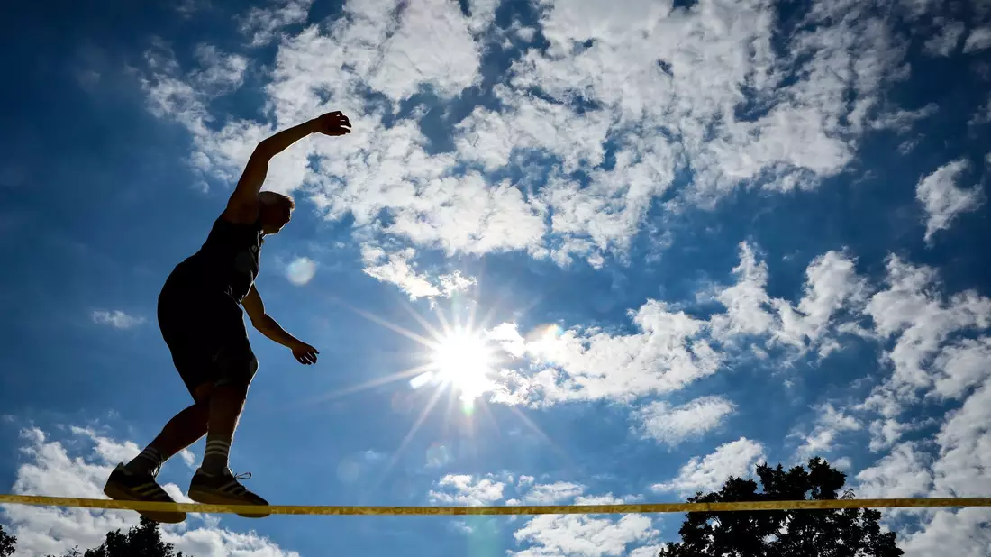 Ein Mann balanciert auf eine Slackline. (Foto:Archiv) Der Este Jaan Roose überquerte er als erster Mensch die Straße von Messina zwischen Sizilien und dem italienischen Festland auf einem Gummiband. - Bild: Jan Woitas/dpa