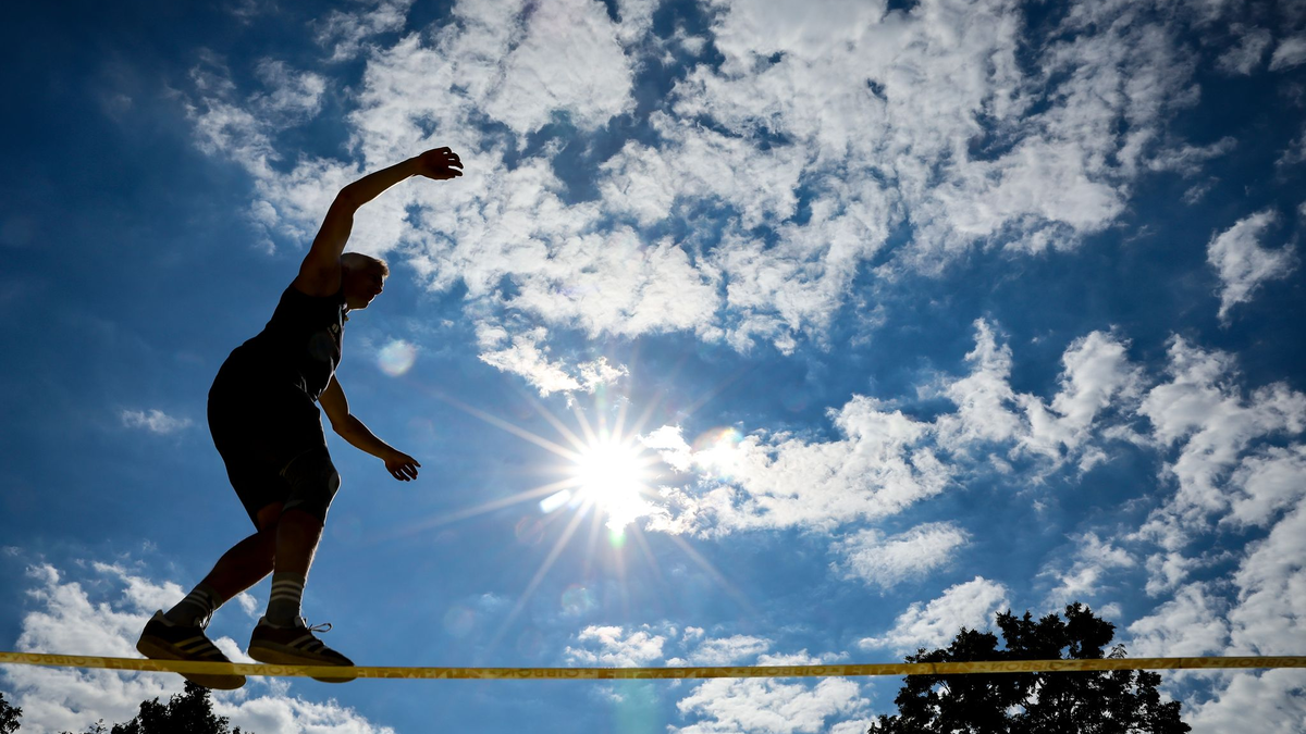 Ein Mann balanciert auf eine Slackline. (Foto:Archiv) Der Este Jaan Roose überquerte er als erster Mensch die Straße von Messina zwischen Sizilien und dem italienischen Festland auf einem Gummiband. - Foto: Jan Woitas/dpa