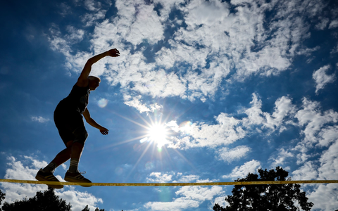 Ein Mann balanciert auf eine Slackline. (Foto:Archiv) Der Este Jaan Roose überquerte er als erster Mensch die Straße von Messina zwischen Sizilien und dem italienischen Festland auf einem Gummiband. - Foto: Jan Woitas/dpa