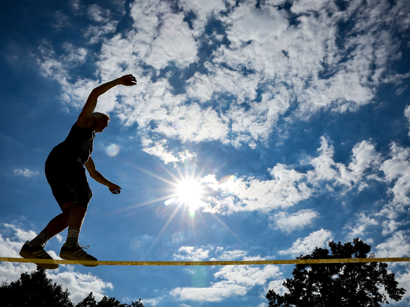 Ein Mann balanciert auf eine Slackline. (Foto:Archiv) Der Este Jaan Roose überquerte er als erster Mensch die Straße von Messina zwischen Sizilien und dem italienischen Festland auf einem Gummiband. - Foto: Jan Woitas/dpa