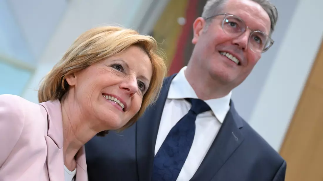 Die scheidende Ministerpräsidentin Malu Dreyer und ihr Nachfolger Alexander Schweitzer (beide SPD) umarmen sich zu Beginn der Sondersitzung des Landtags von Rheinland-Pfalz. - Bild: Arne Dedert/dpa