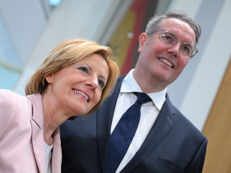 Die scheidende Ministerpräsidentin Malu Dreyer und ihr Nachfolger Alexander Schweitzer (beide SPD) umarmen sich zu Beginn der Sondersitzung des Landtags von Rheinland-Pfalz. - Foto: Arne Dedert/dpa