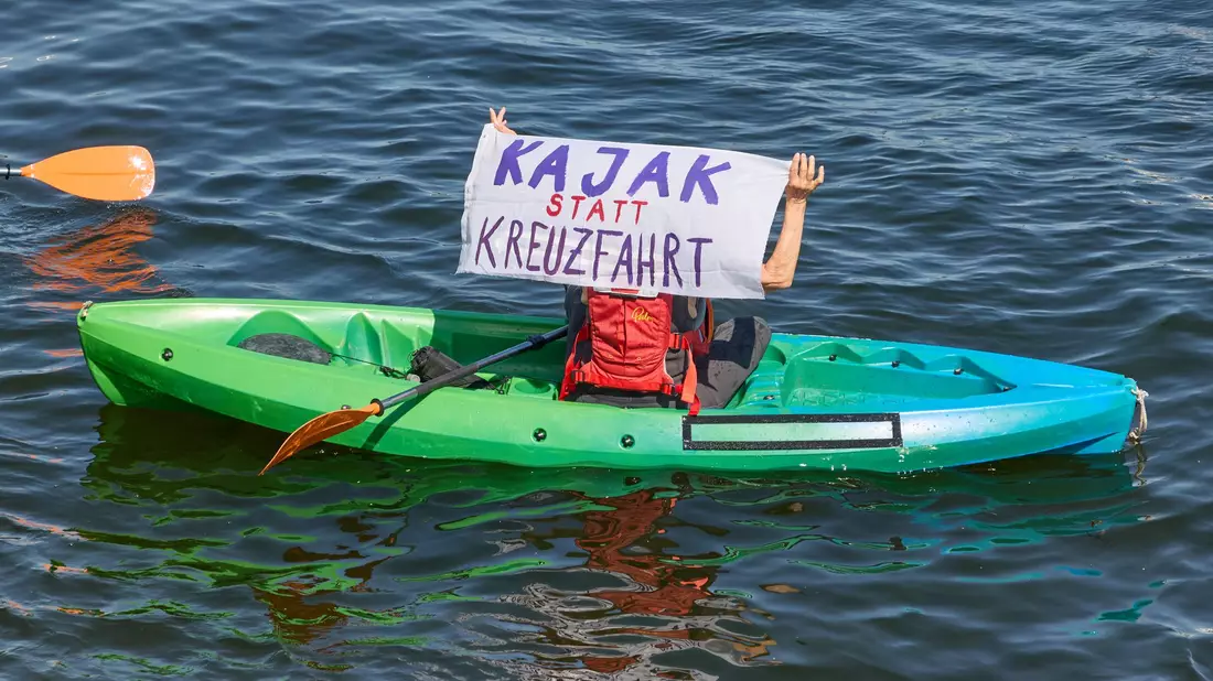 Kritik an Kreuzfahrten wegen ihrer Klimabilanz wird immer wieder laut. (Archivbild) - Bild: Georg Wendt/dpa