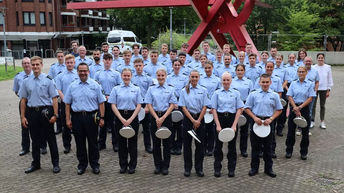 POL-VIE: 38 Komissaranwärterinnen und -anwärter startklar für die erste Streifenfahrt - Bild: presseportal.de