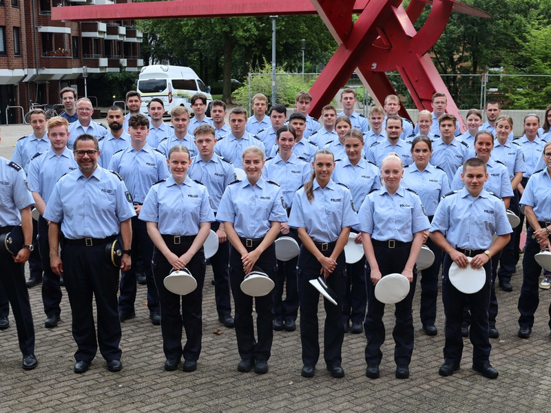 POL-VIE: 38 Komissaranwärterinnen und -anwärter startklar für die erste Streifenfahrt - Foto: presseportal.de