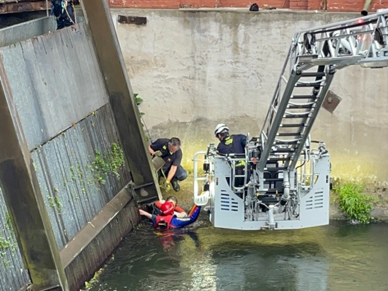 FW-E: Hilflose Person treibt im Wasser - Frau aus der Ruhr gerettet - Foto: presseportal.de
