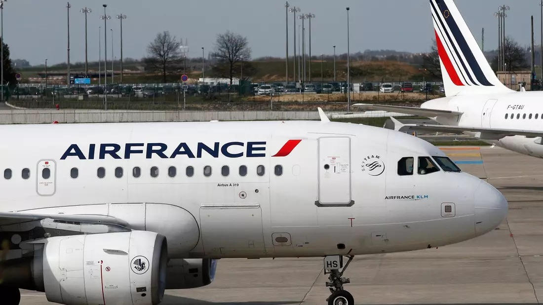Frankreich und die Niederlanden haben Air France-KLM zu Corona-Zeiten mit Milliardenstaatshilfen unterstützt. (Archivbild) - Bild: Christophe Ena/AP/dpa