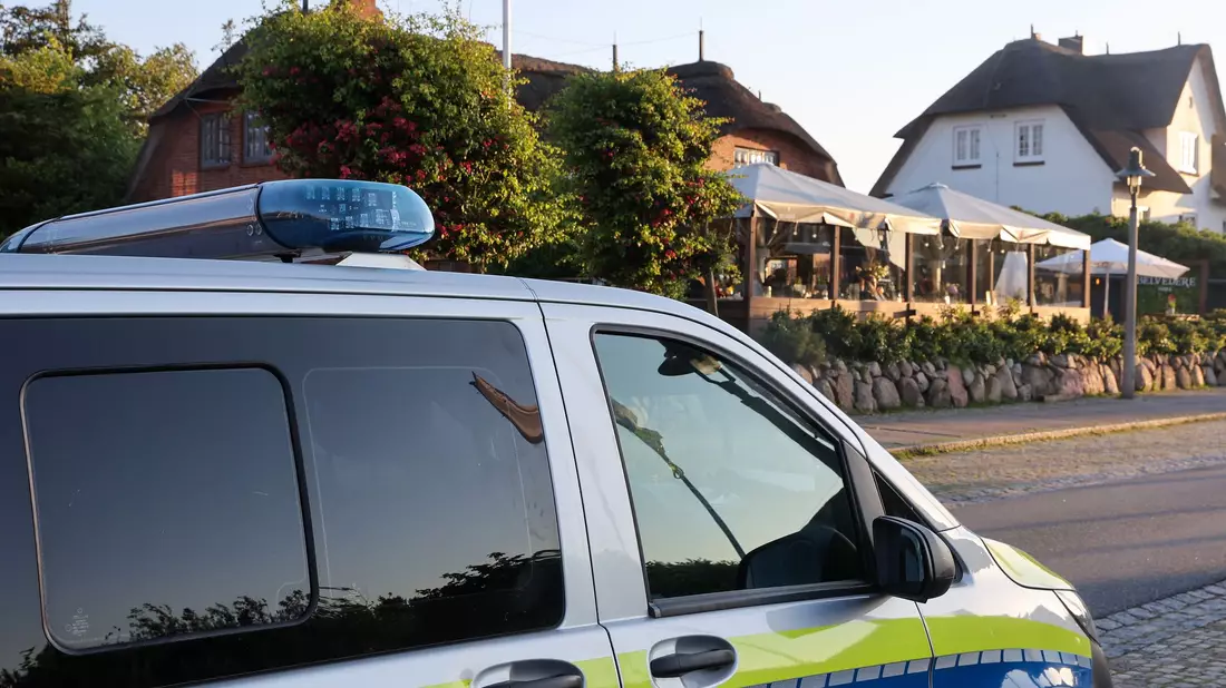 Ein Video von einer Party in einem Lokal auf Sylt hatte im Mai bundesweit Empörung ausgelöst, weil dabei rassistische Parolen gegrölt wurden. (Archivbild) - Bild: Bodo Marks/dpa