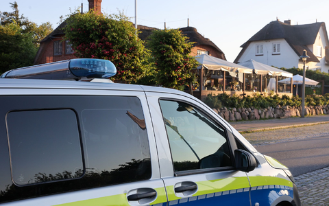 Ein Video von einer Party in einem Lokal auf Sylt hatte im Mai bundesweit Empörung ausgelöst, weil dabei rassistische Parolen gegrölt wurden. (Archivbild) - Foto: Bodo Marks/dpa Ein Video von einer Party in einem Lokal auf Sylt hatte im Mai bundesweit Empörung ausgelöst, weil dabei rassistische Parolen gegrölt wurden. (Archivbild) - Foto: Bodo Marks/dpa