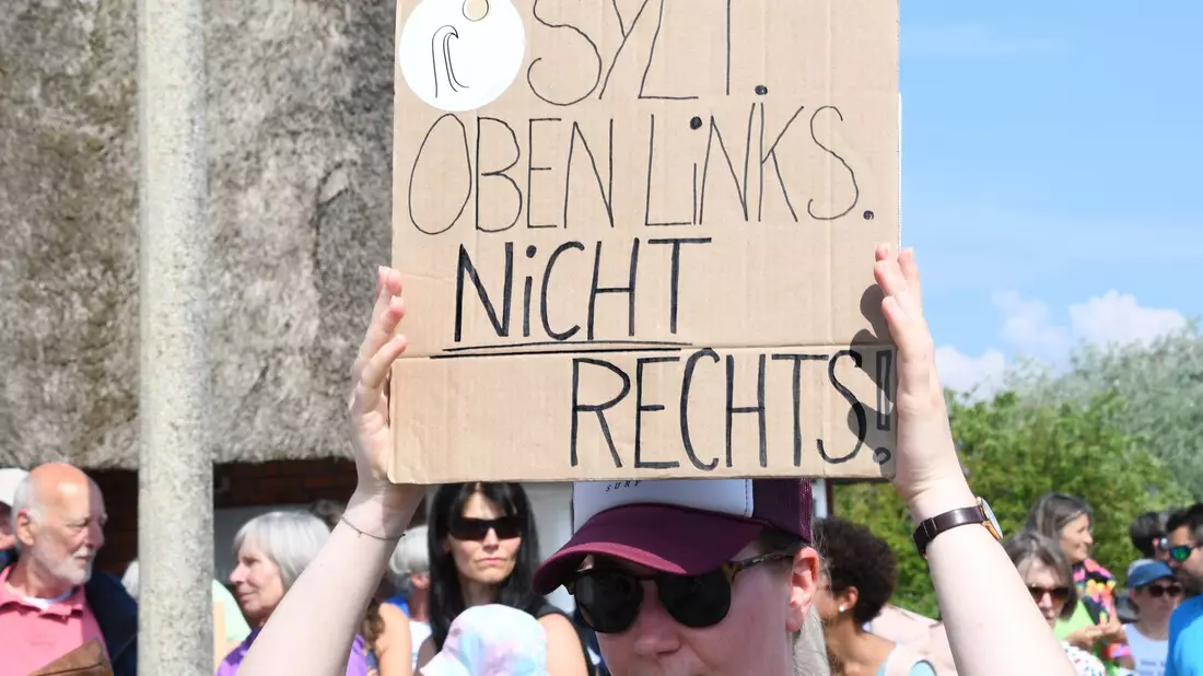 Menschen hielten als Reaktion auf das Video im Mai Mahnwache auf Sylt. (Archivbild) - Bild: Lea Sarah Albert/dpa