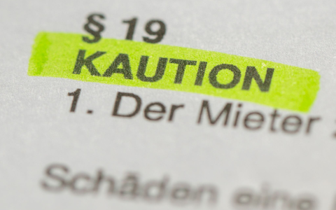 Unterzeichnung und Schlüsselübergabe sind der letzte Schritt - vorher haben viele monatelang nach einer passenden Wohnung gesucht. - Foto: Sebastian Kahnert/dpa Unterzeichnung und Schlüsselübergabe sind der letzte Schritt - vorher haben viele monatelang nach einer passenden Wohnung gesucht. - Foto: Sebastian Kahnert/dpa