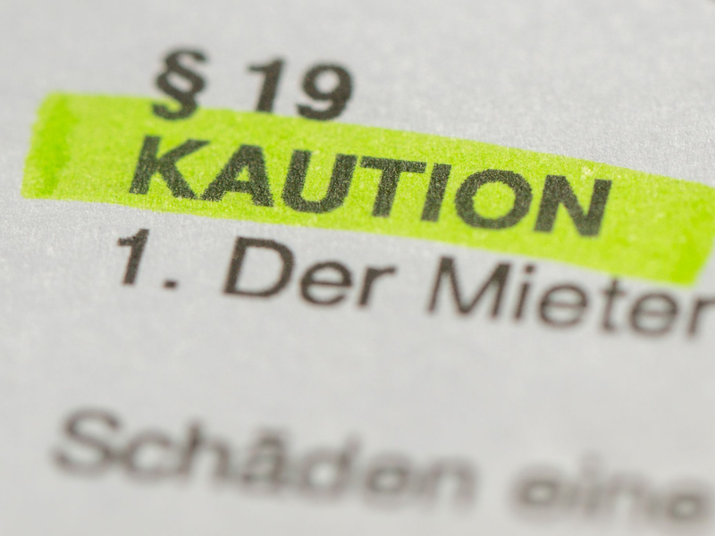 Unterzeichnung und Schlüsselübergabe sind der letzte Schritt - vorher haben viele monatelang nach einer passenden Wohnung gesucht.  - Foto: Sebastian Kahnert/dpa