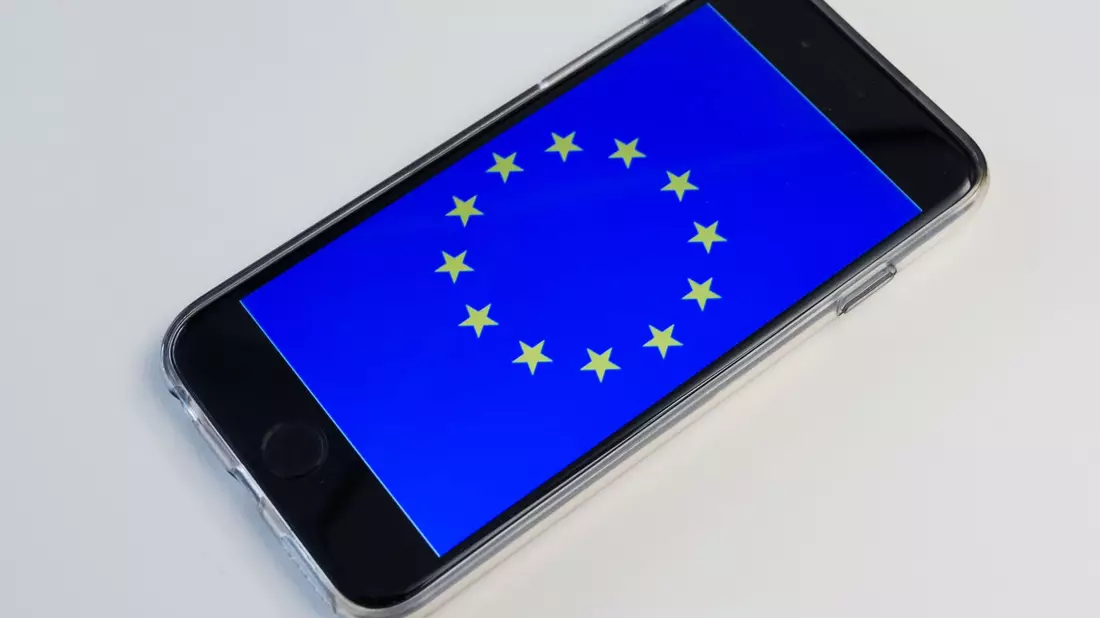Ukrainerinnen und Ukrainer können ein weiteres Jahr lang zu erschwinglichen Preisen innerhalb der EU telefonieren. - Bild: Wolfram Kastl/dpa