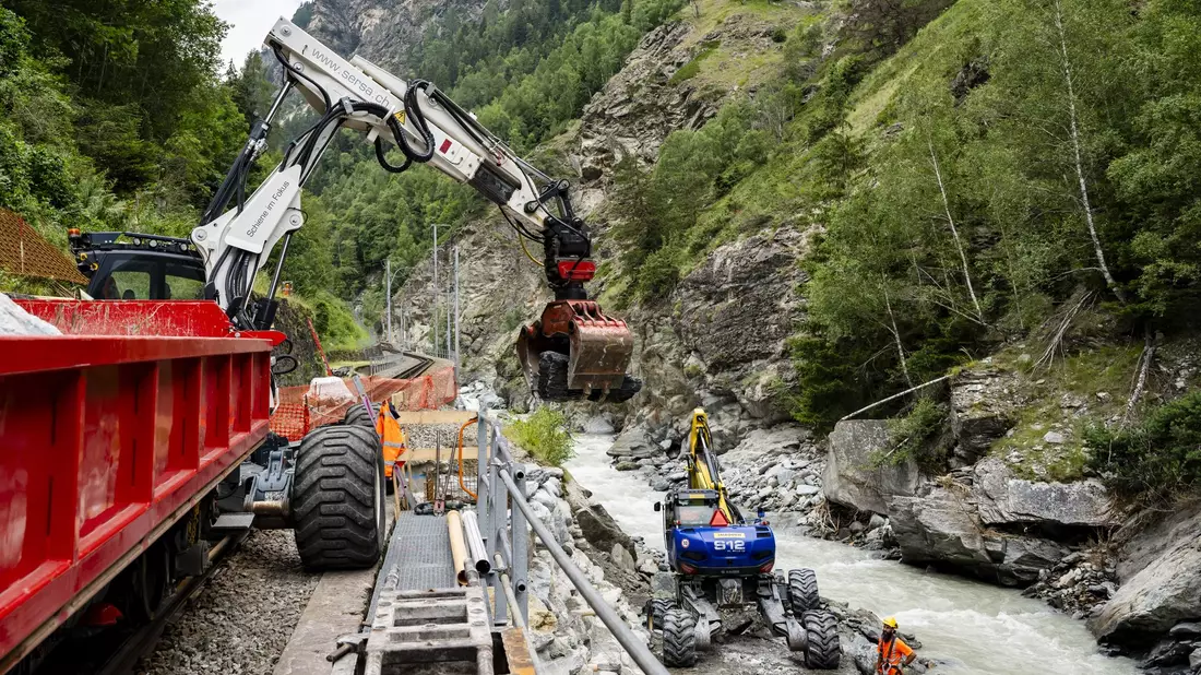 Die Gleise zwischen Visp und Täsch sind teils schwer beschädigt worden (Foto aktuell) - Bild: Jean-Christophe Bott/KEYSTONE/dpa