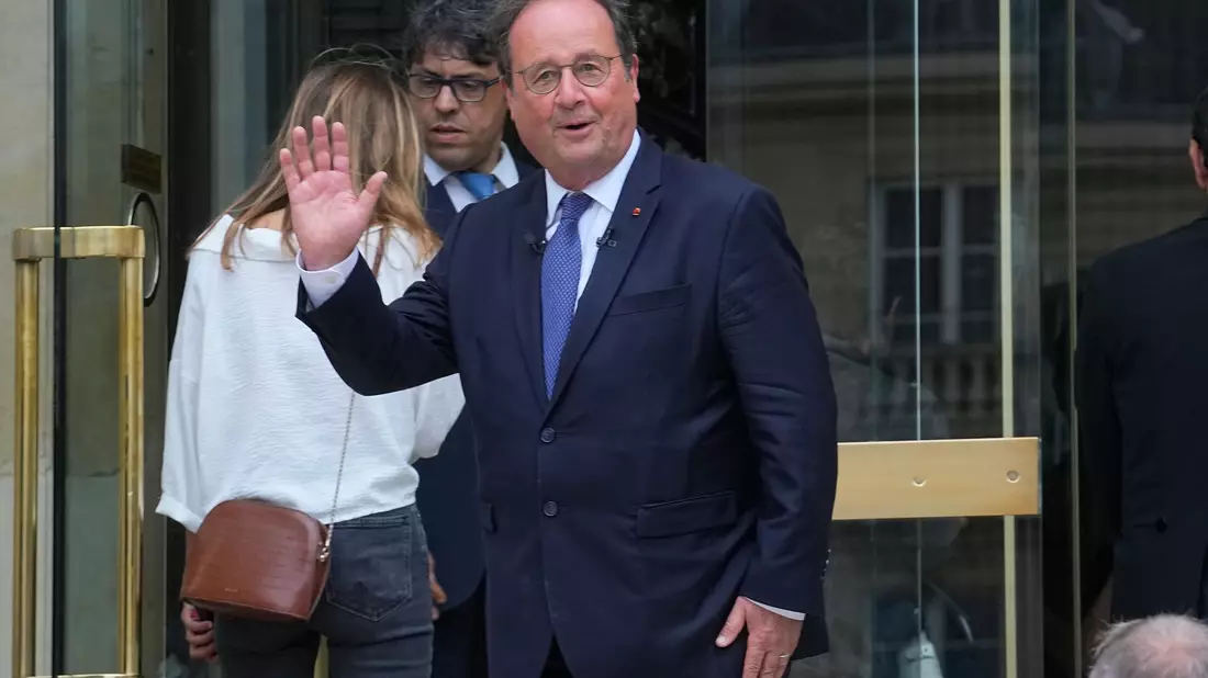 Frankreichs Ex-Präsident François Hollande kehrt als einfacher Abgeordneter in die Nationalversammlung zurück. - Bild: Michel Euler/AP/dpa