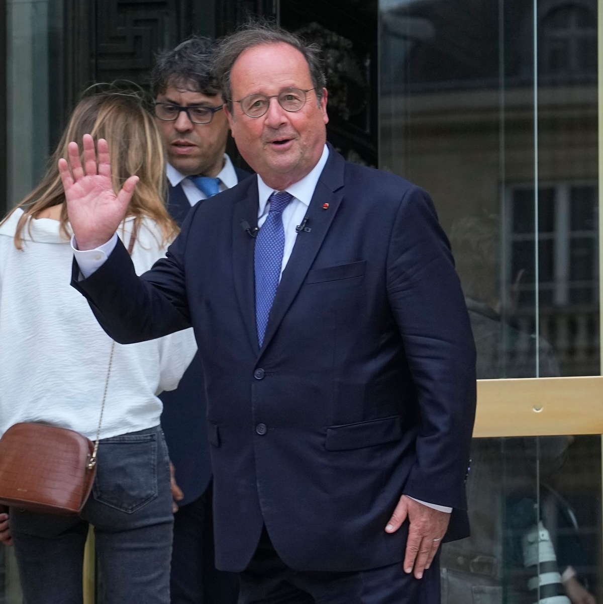 Frankreichs Ex-Präsident François Hollande kehrt als einfacher Abgeordneter in die Nationalversammlung zurück. - Foto: Michel Euler/AP/dpa