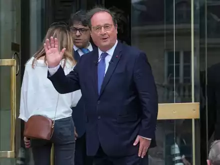 Frankreichs Ex-Präsident François Hollande kehrt als einfacher Abgeordneter in die Nationalversammlung zurück. - Foto: Michel Euler/AP/dpa