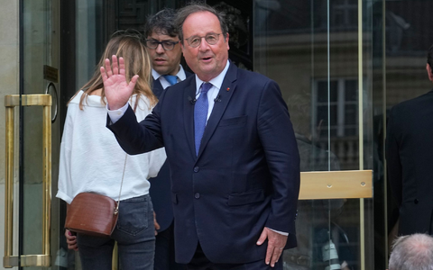 Frankreichs Ex-Präsident François Hollande kehrt als einfacher Abgeordneter in die Nationalversammlung zurück. - Foto: Michel Euler/AP/dpa