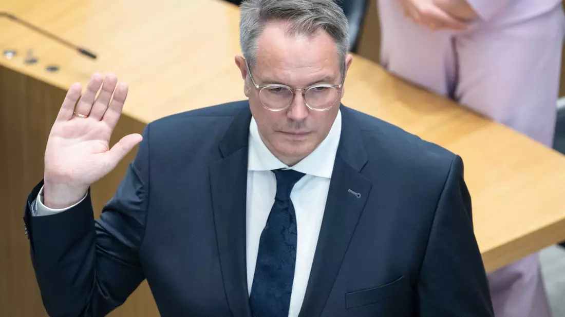 Malu Dreyer winkt, Alexander Schweitzer ist der neue Ministerpräsident von Rheinland-Pfalz. - Bild: Boris Roessler/dpa