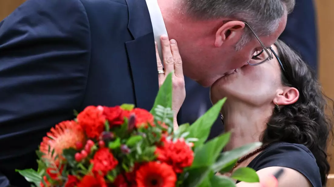 Der neue Ministerpräsident Alexander Schweitzer (SPD) winkt nach seiner Wahl.  - Bild: Arne Dedert/dpa/POOL/dpa