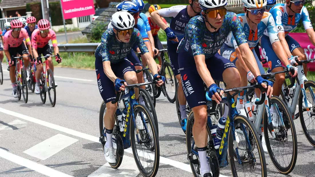 Holte sich auf der elften Etappe den Sieg: Jonas Vingegaard (l). - Bild: Pool Luca Bettini/Belga/dpa