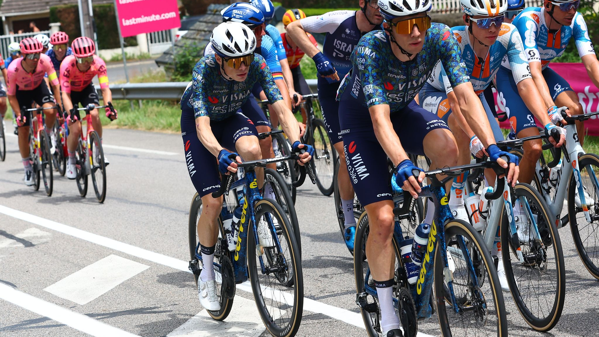 Holte sich auf der elften Etappe den Sieg: Jonas Vingegaard (l). - Foto: Pool Luca Bettini/Belga/dpa