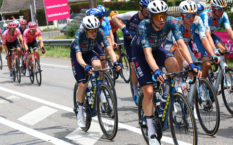 Holte sich auf der elften Etappe den Sieg: Jonas Vingegaard (l). - Foto: Pool Luca Bettini/Belga/dpa